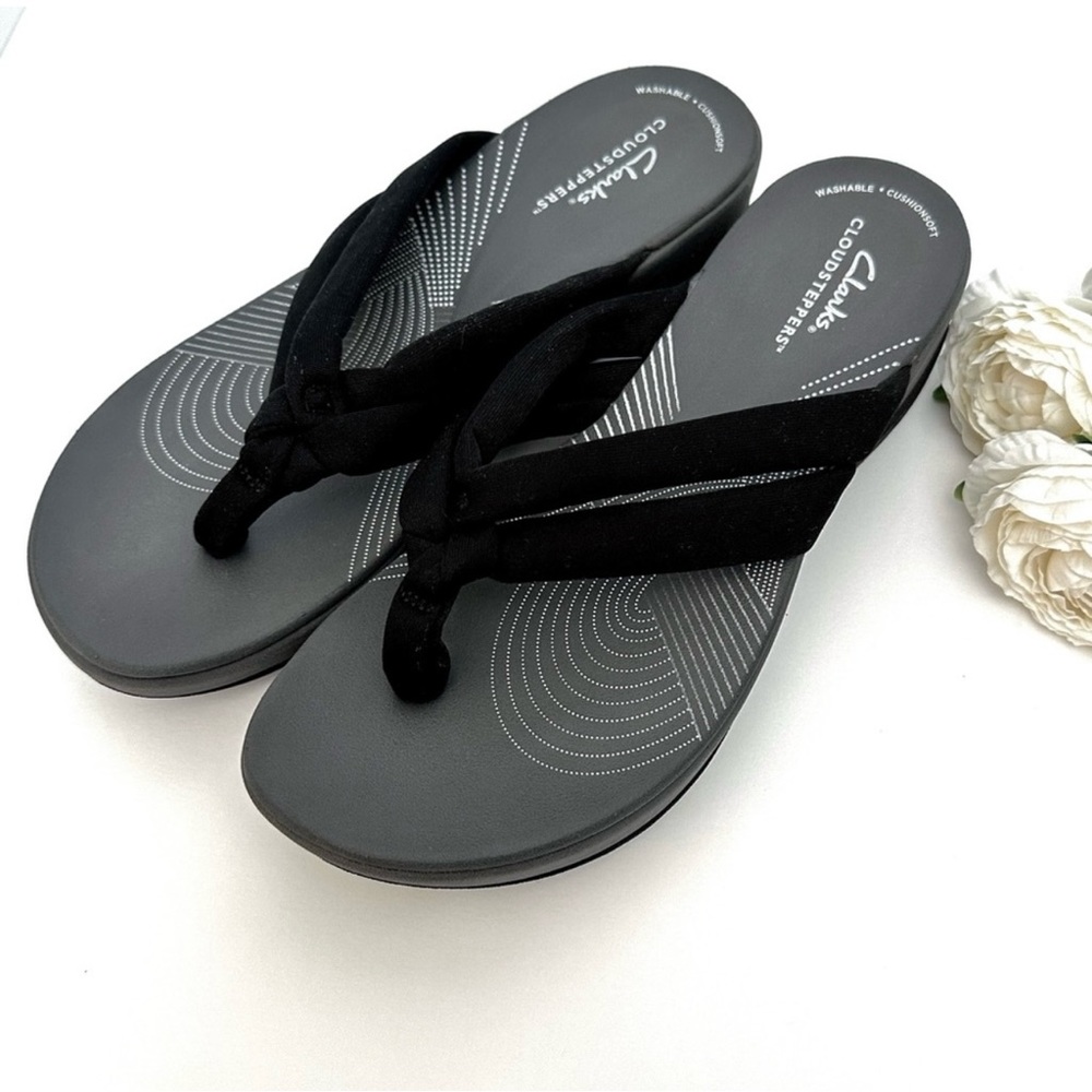 Arla Kaylie Flip Flop in black fabric from the Clarks Cloudsteppers size 9